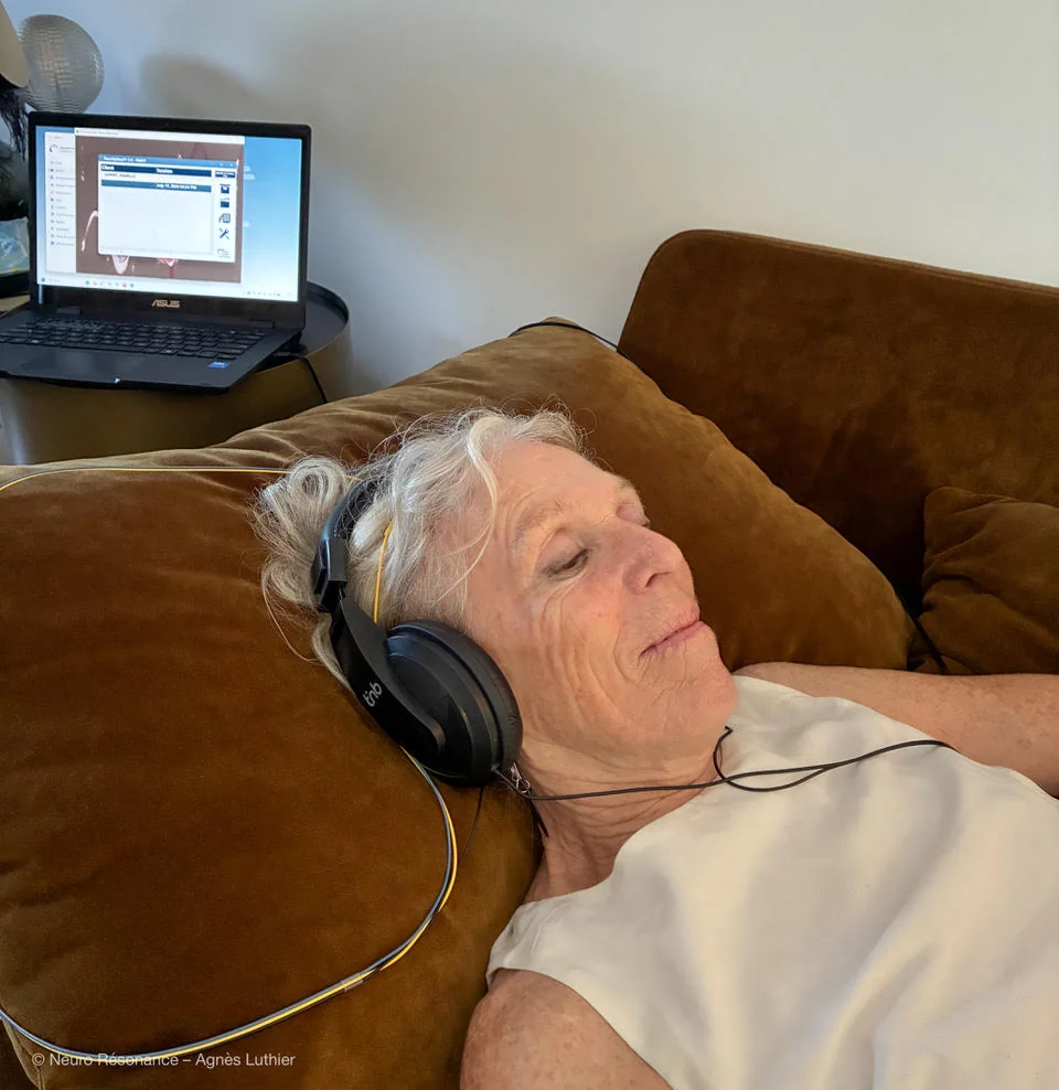 Femme détendue pendant sa séance, casque sur les oreilles