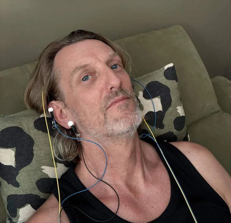 Homme allongé, capteurs posés sur les oreilles